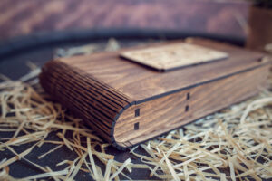 Cutie din lemn pentru stick USB + loc fotografii model 