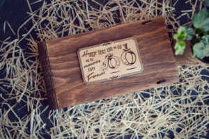 Cutie din lemn pentru stick USB + loc fotografii model "Verighete"