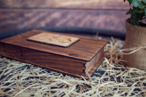 Cutie din lemn pentru stick USB + loc fotografii model 