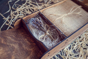 Cutie din lemn pentru stick USB + loc fotografii model 