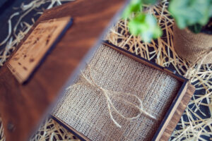 Cutie din lemn pentru stick USB + loc fotografii model 