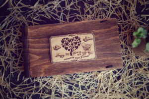 Cutie din lemn pentru stick USB + loc fotografii model Proaspat Casatoriti 1