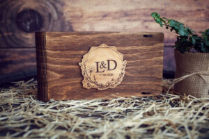 Cutie din lemn pentru stick USB + loc fotografii model 2 Wedding Name