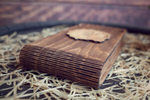 Cutie din lemn pentru stick USB + loc fotografii model 2 Wedding Name