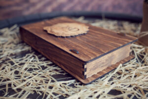 Cutie din lemn pentru stick USB + loc fotografii model 2 Wedding Name