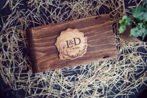 Cutie din lemn pentru stick USB + loc fotografii model 2 Wedding Name