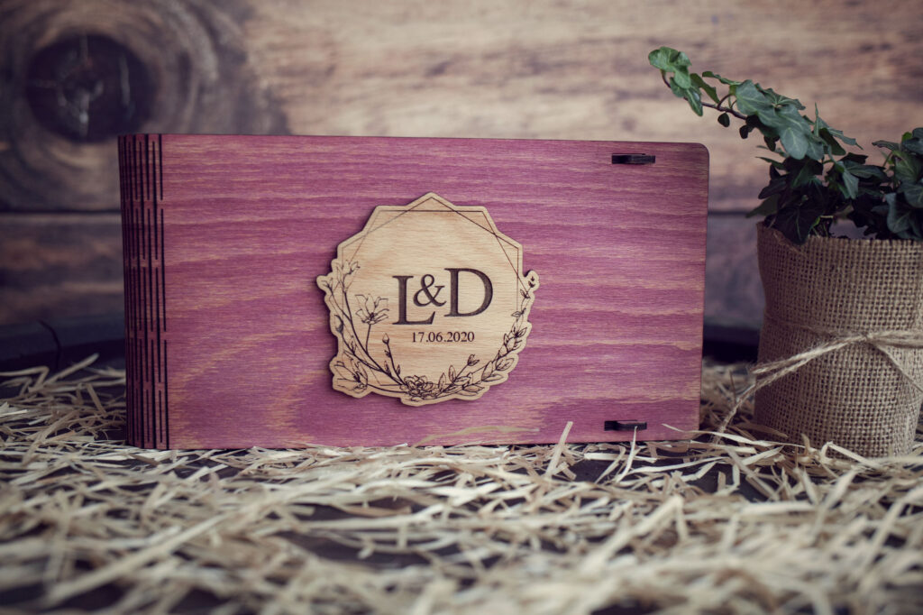 Cutie din lemn pentru stick USB + loc fotografii model 2 Wedding Name