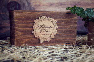 Cutie din lemn pentru stick USB + loc fotografii model 1 Wedding Name