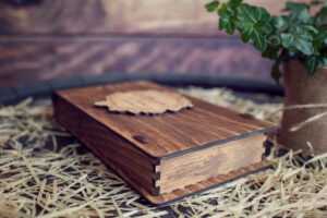 Cutie din lemn pentru stick USB + loc fotografii model 1 Wedding Name