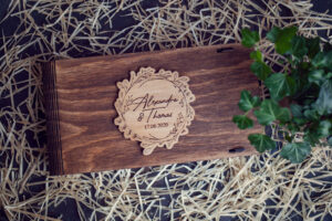 Cutie din lemn pentru stick USB + loc fotografii model 1 Wedding Name