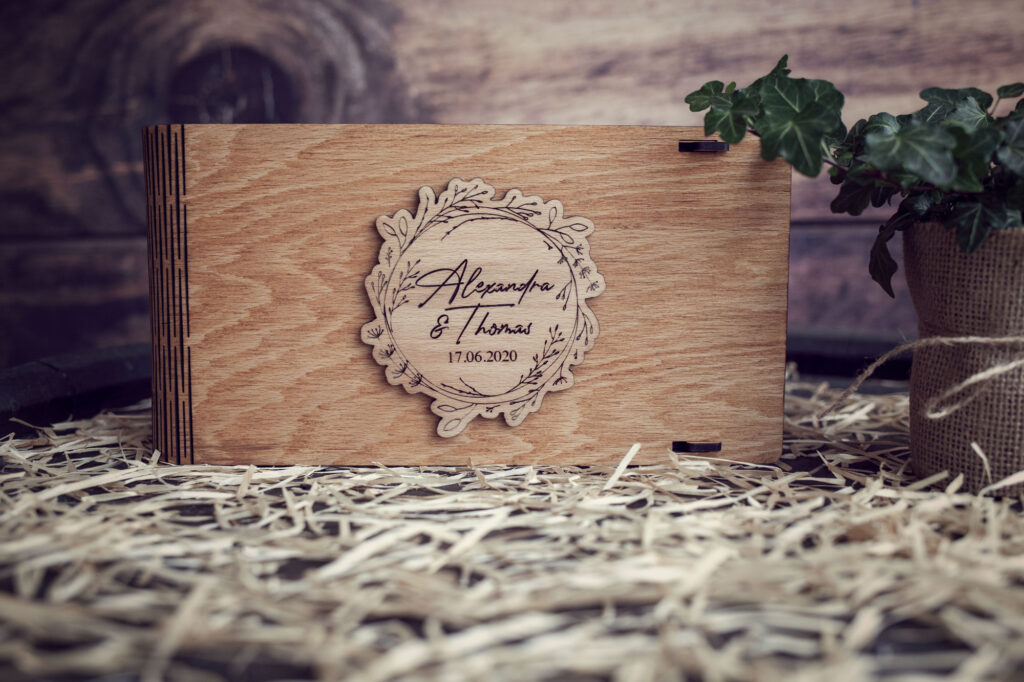 Cutie din lemn pentru stick USB + loc fotografii model 1 Wedding Name