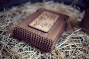 Cutie din lemn medie pentru stick USB - model Impreuna pentru totdeauna