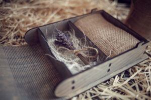 Cutie din lemn medie pentru stick USB - model Ursuletul de pe luna (baietel)