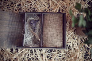 Cutie din lemn medie pentru stick USB - model Ursuletul de pe luna (baietel)