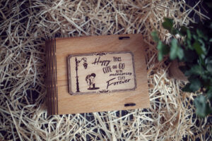 Cutie din lemn medie pentru stick USB - model Copii sub felinar