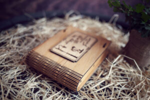 Cutie din lemn medie pentru stick USB - model Copii sub felinar