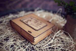 Cutie din lemn medie pentru stick USB - model Copii sub felinar