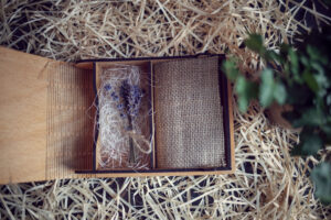 Cutie din lemn medie pentru stick USB - model Copii sub felinar