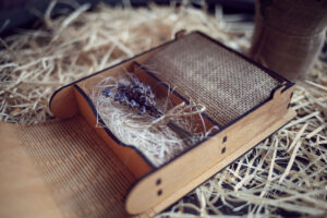 Cutie din lemn medie pentru stick USB - model Copii sub felinar