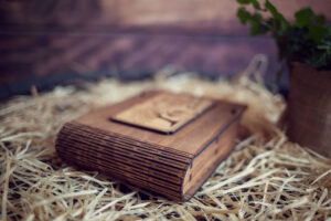 Cutie din lemn medie pentru stick USB - model Mereu Indragostiti