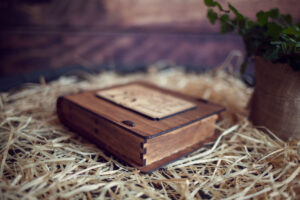 Cutie din lemn medie pentru stick USB - model Mereu Indragostiti