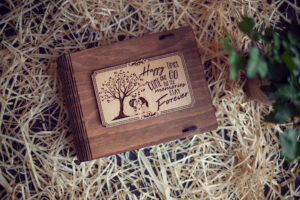 Cutie din lemn medie pentru stick USB - model Mereu Indragostiti