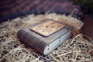 Cutie din lemn medie pentru stick USB - model Ursuletul de pe luna (baietel)