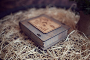 Cutie din lemn medie pentru stick USB - model Ursuletul de pe luna (baietel)