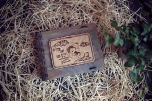 Cutie din lemn medie pentru stick USB - model Ursuletul de pe luna (baietel)