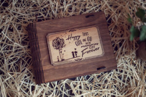 Cutie din lemn medie pentru stick USB - model Papadie