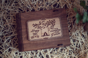 Cutie din lemn medie pentru stick USB - model Pasarele