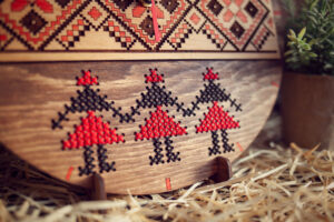 Alternative view of Ceas cu motive traditionale gravate si cusatura incrucisata pe lemn, nuc inchis