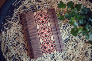 Agenda din lemn, VintageBox, model "Decor Traditional", culoare nuc inchis/natur/rosu