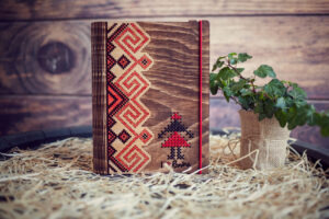 Agenda din lemn, VintageBox, model „Tarancuta”, culoare nuc inchis/natur/rosu