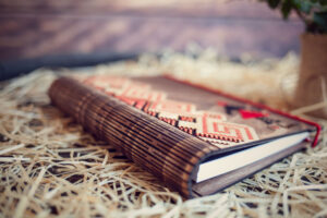 Agenda din lemn, VintageBox, model „Tarancuta”, culoare nuc inchis/natur/rosu