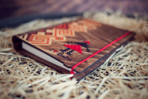 Agenda din lemn, VintageBox, model „Tarancuta”, culoare nuc inchis/natur/rosu