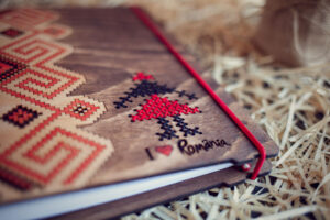 Agenda din lemn, VintageBox, model „Tarancuta”, culoare nuc inchis/natur/rosu