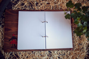 Agenda din lemn, VintageBox, model „Tarancuta”, culoare nuc inchis/natur/rosu