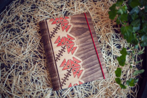 Alternative view of Agenda A5 din lemn, VintageBox, model Flori Traditionale
