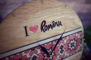 Ceas cu motive traditionale gravate si cusatura incrucisata pe lemn, stejar auriu