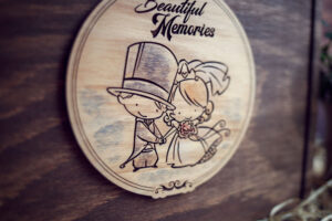 Alternative view of Album foto din lemn VintageBox realizat prin gravare model Tineri insuratei - Pata de culoare