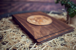 Album Foto / GuestBook cu coperti din lemn, VintageBox, model Proaspat casatoriti - Beautiful Memories