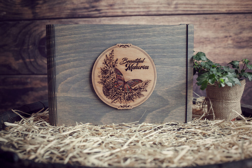 Album Foto / GuestBook cu coperti din lemn, VintageBox, model Fluturasul colorat - Beautiful Memories