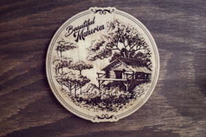 Alternative view of Album foto din lemn VintageBox realizat prin gravare model Casuta din padure - Beautiful Memories