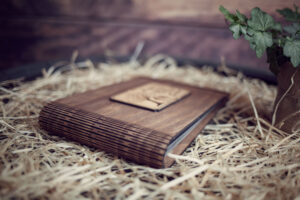 Alternative view of Album foto din lemn VintageBox realizat prin gravare model Copii sub copac - Happy Times