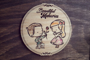 Alternative view of Album foto din lemn VintageBox realizat prin gravare model Daruieste o floare - Pata de culoare