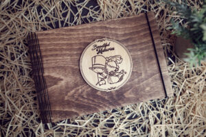 Alternative view of Album foto din lemn VintageBox realizat prin gravare model Tineri insuratei - Beautiful Memories