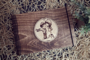 Alternative view of Album foto din lemn VintageBox realizat prin gravare model Totul pentru un sarut - Beautiful Memories