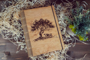 Alternative view of Agenda A5 din lemn, VintageBox, model Bancuta de sub copac