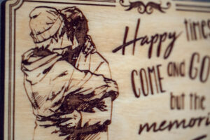 Alternative view of Album foto din lemn VintageBox realizat prin gravare model Imbratisare - Happy Time